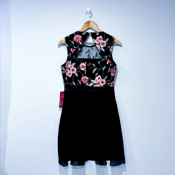 TRUTH  & FABLE Black floral dress - Picture 8 of 8
